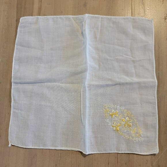 Vintage Hankie Yellow Daisies Floral Embroidered Excellent Condition - Picture 1 of 3